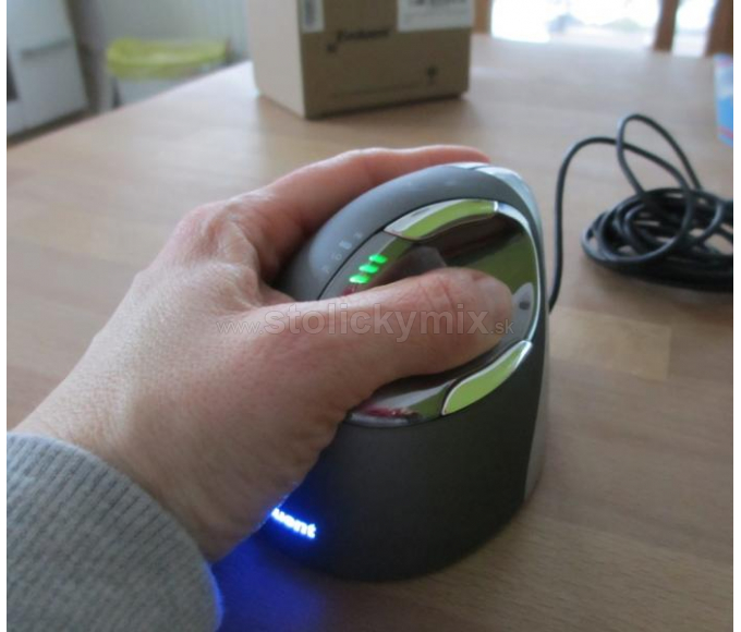 Vertikálna ergonomická laserová káblová počítačová myš EVOLUENT VM4L